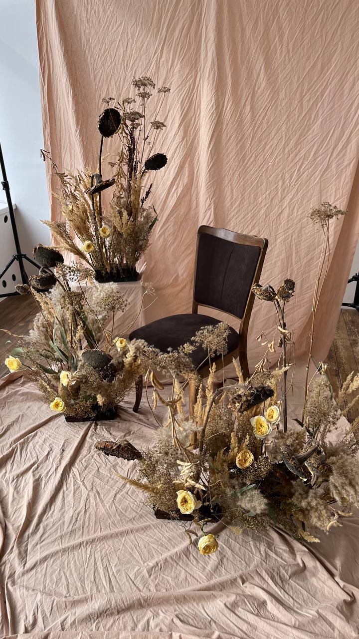 Фотозона с сухоцветами, фактурной тканью и тёплыми оттенками